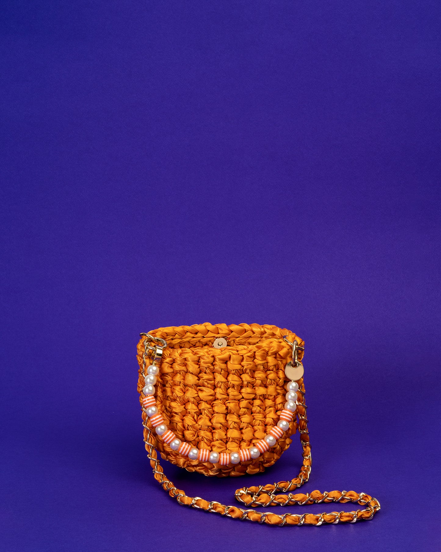 Crochet Asa Rígida con Perlas y Cadena en Naranja Claro