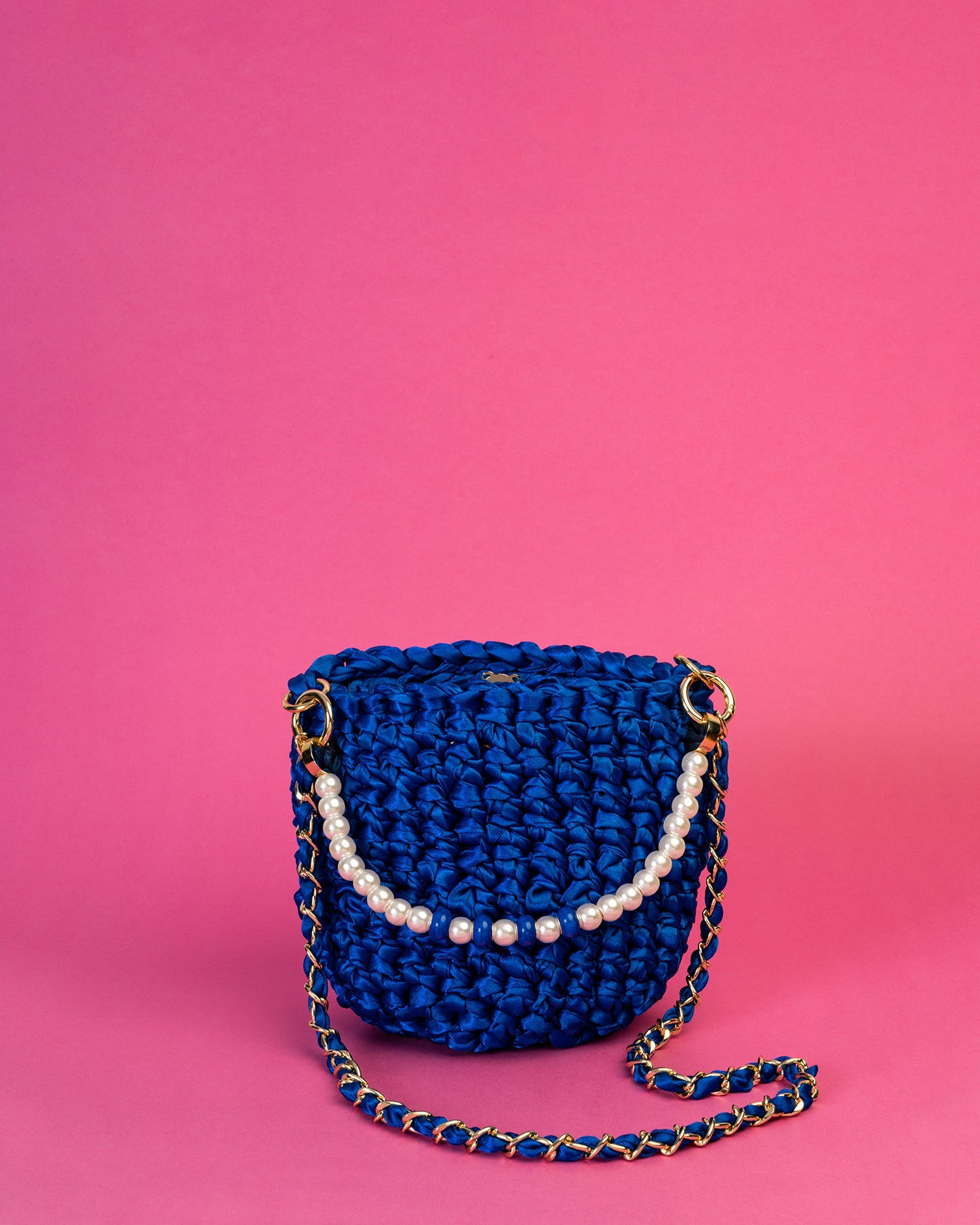 Crochet Asa Rígida con Perlas y Cadena en Azul Indigo